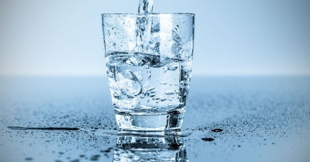Uống nước đầy đủ giúp phòng ngừa táo bón