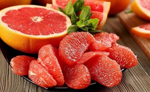 Quả bưởi có nguồn vitamin C dồi dào giúp tăng sức đề kháng và bổ sung nhiều vi chất dinh dưỡng có lợi khác cho cơ thể.