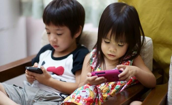 Việc trẻ tập trung quá nhiều vào tivi, thiết bị điện tử và ngày càng lười vận động, đã góp phần làm kém đi hiệu quả hoạt động của hệ tiêu hóa.