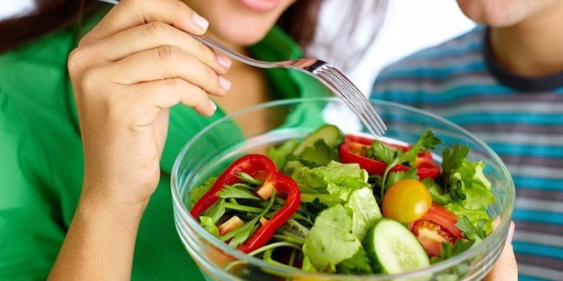 Ăn nhiều rau xanh góp phần giảm triệu chứng táo bón tuy nhiên không nên lạm dụng và dung nạp quá nhiều chất xơ trong một ngày