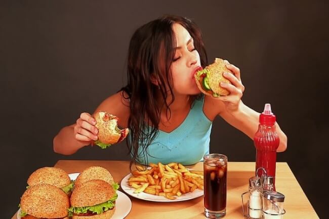 Chế độ ăn uống không hợp lý, sử dụng nhiều đồ cay nóng, thức uống có ga… rất dễ gây nên tình trạng chướng bụng, khó tiêu…