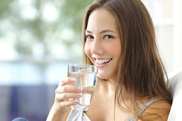 Uống nhiều nước để cung cấp đủ nhu cầu của cơ thể, giúp phân mềm và dễ dàng đào thải ra bên ngoài hơn.