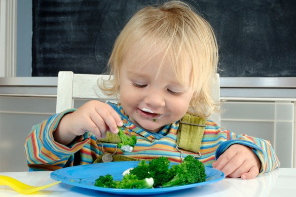 Khi uống sắt bị táo bón, mẹ có thể bổ sung nhiều rau xanh hơn vào khẩu phần ăn hàng ngày của bé 
