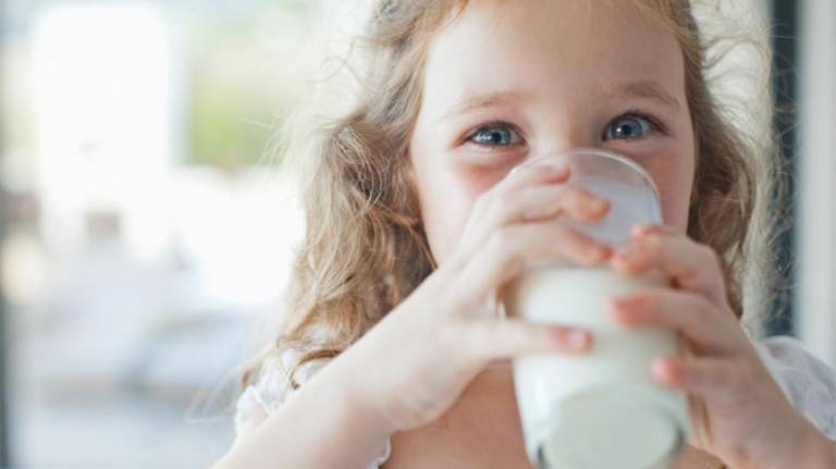 Giải đáp thắc mắc trẻ bị táo bón có nên uống sữa tươi?