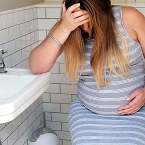 [Giải đáp thắc mắc] Bà bầu bị táo bón có nên rặn không?