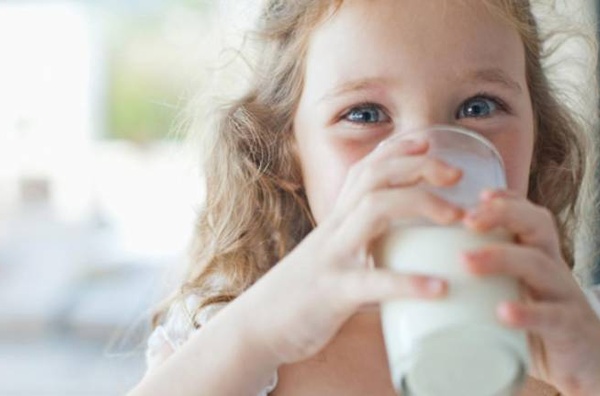 Trẻ bị táo bón có nên uống sữa tươi?