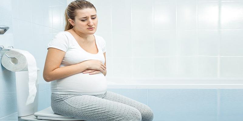 Táo bón là tình trạng rất thường xuyên xuất hiện ở các mẹ bầu, tình trạng này không quá nguy hiểm nhưng nếu kéo dài sẽ gây nên những bệnh lí khác.