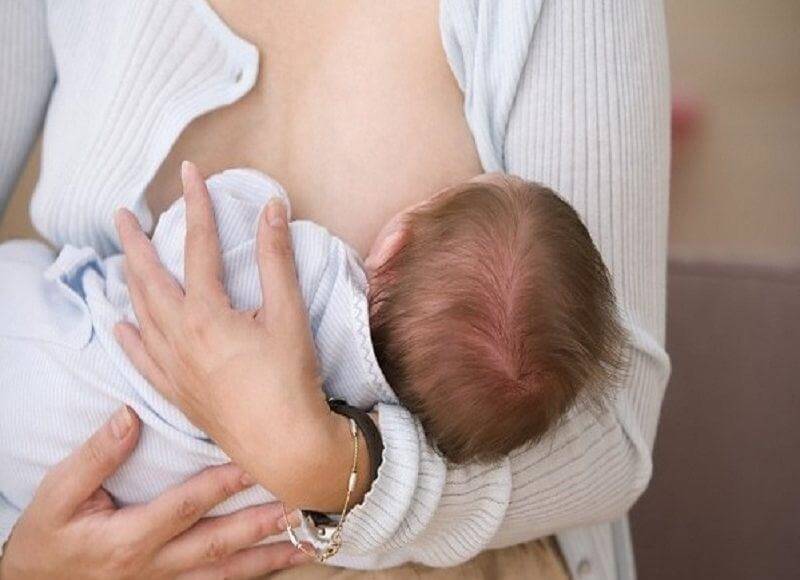 Trẻ sơ sinh bú mẹ cũng dễ gặp phải tình trạng táo bón, các mẹ cần lưu ý để có biện pháp điều trị thích hợp