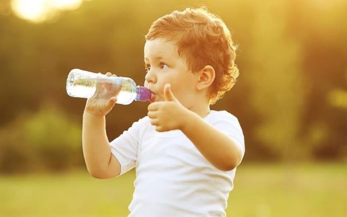 Cho trẻ uống đủ nước để giúp cơ thể trở nên mát mẻ, giúp phân trở nên mềm hơn và bé co thể dễ dàng đi ngoài.